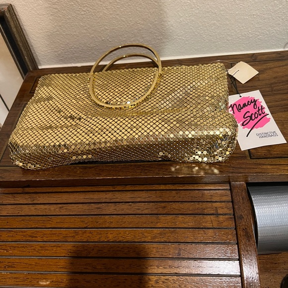 BEAUTIFUL NANCY SCOTT GOLD SEQUINED PURSE IN PRISTINE NEW CONDITION. - Picture 2 of 8